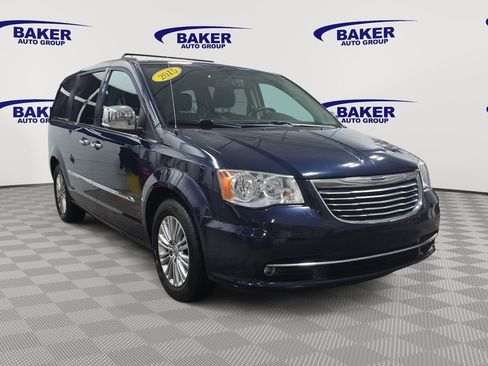 Used 2015 Chrysler Town & Country Touring-L w/ Driver Convenience Group image 3