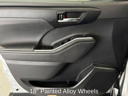 Used 2022 Toyota Highlander LE image 12