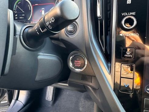 Certified 2025 Subaru Forester Limited image 18