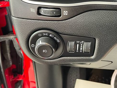 Used 2019 Jeep Cherokee Trailhawk AWD/4WD image 16