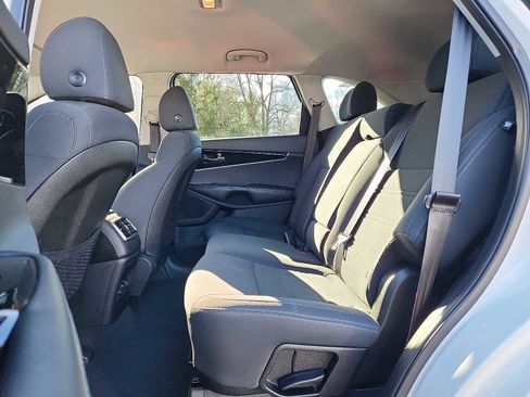 Used 2019 Kia Sorento LX w/ LX Convenience Package image 10