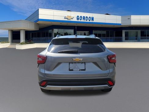 Used 2025 Chevrolet Trax LT FWD image 4