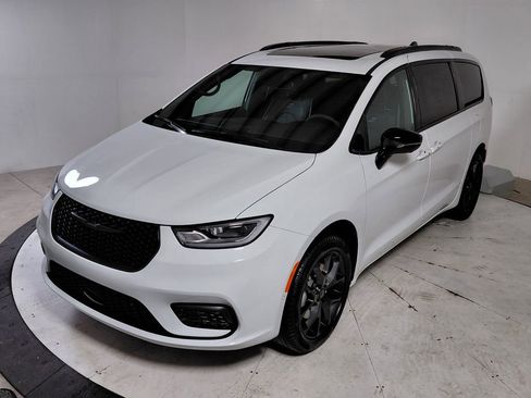New 2026 Chrysler Pacifica Limited w/ S Appearance Package image 3