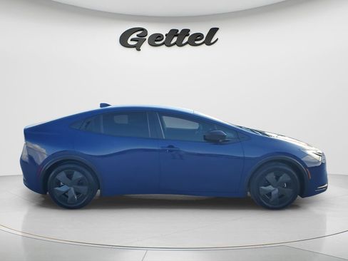 Used 2025 Toyota Prius LE image 3