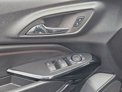 Used 2025 Chevrolet Trax RS w/ Sunroof Package image 11