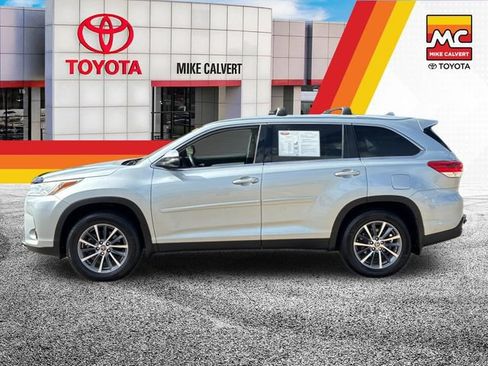 Used 2019 Toyota Highlander XLE AWD/4WD image 2