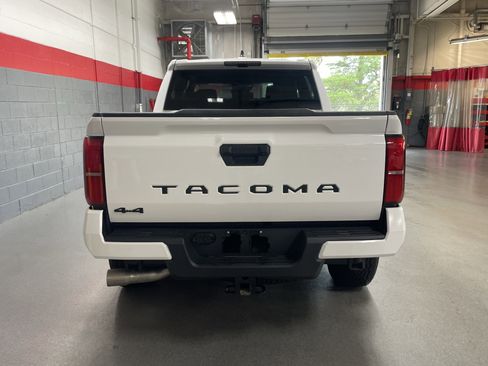 Certified 2025 Toyota Tacoma TRD Off-Road AWD/4WD image 9
