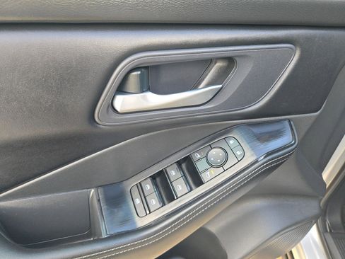 Certified 2025 Nissan Rogue SV FWD image 12