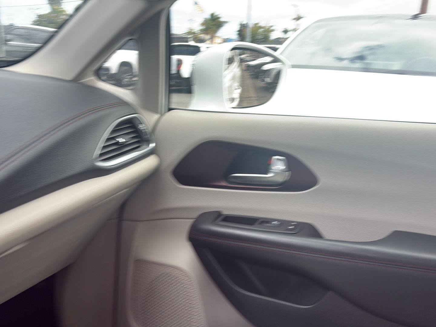 Used 2020 Chrysler Pacifica Limited FWD image 16