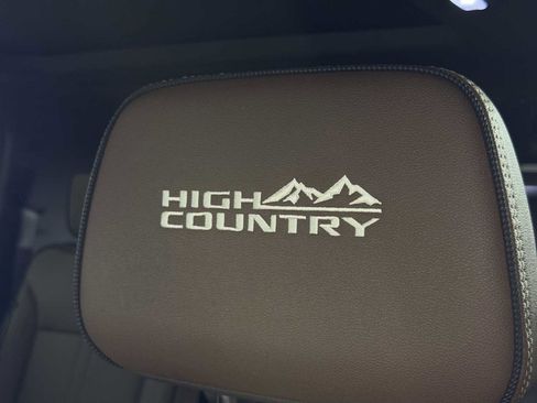 Used 2025 Chevrolet Suburban High Country AWD/4WD image 25