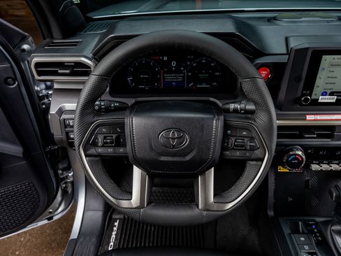 Used 2025 Toyota Tacoma TRD Off-Road image 18