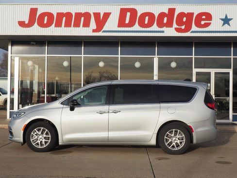 Used 2024 Chrysler Pacifica Touring-L image 2