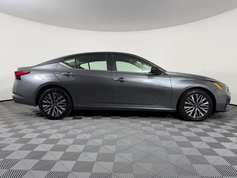 Used 2025 Nissan Altima 2.5 SV FWD image 7
