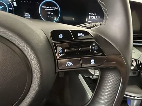 Certified 2025 Hyundai Elantra Limited FWD image 17