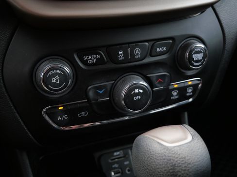 Used 2017 Jeep Cherokee Latitude w/ Cold Weather Group AWD/4WD image 31