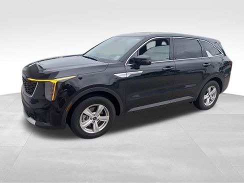 Used 2024 Kia Sorento LX FWD image 3