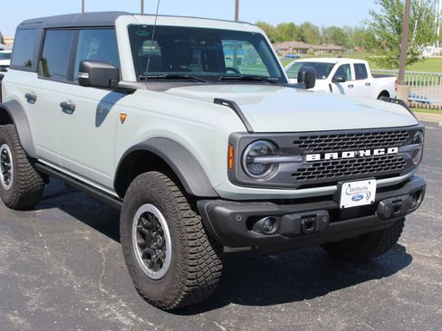 Used 2023 Ford Bronco Badlands w/ Sasquatch Package AWD/4WD image 10