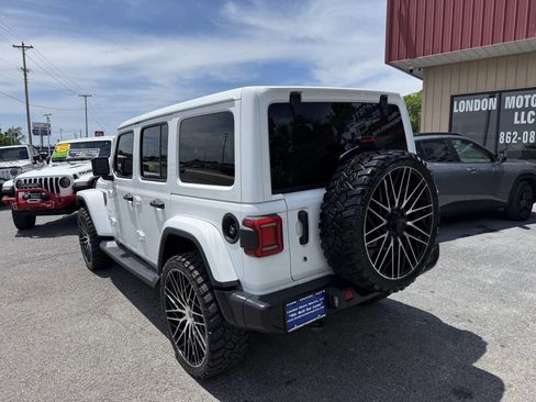 Used 2018 Jeep Wrangler Unlimited Sahara AWD/4WD image 3