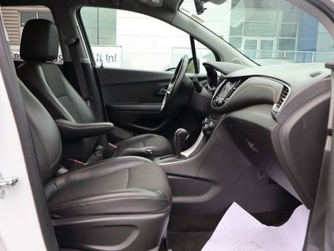 Used 2022 Chevrolet Trax LT w/ LT Convenience Package AWD/4WD image 33