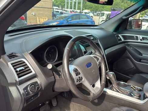 Used 2014 Ford Explorer XLT w/ Equipment Group 202A AWD/4WD image 12