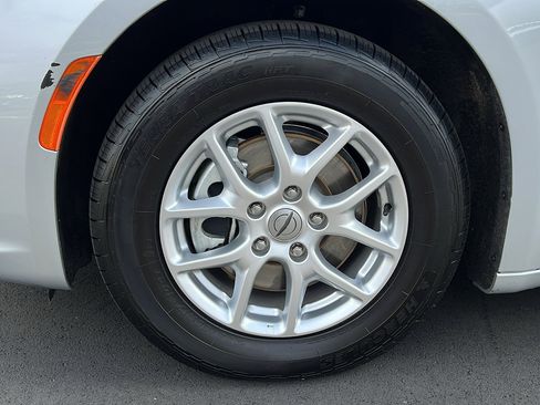 Used 2023 Chrysler Pacifica Touring image 10