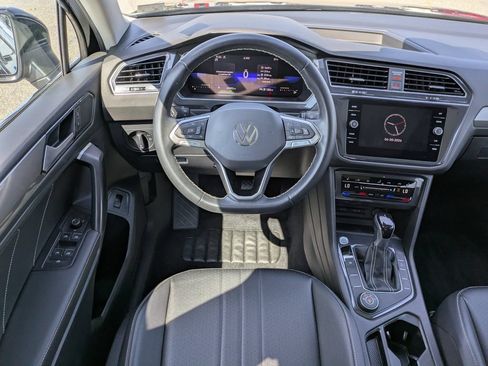Used 2022 Volkswagen Tiguan SE w/ Panoramic Sunroof Package AWD/4WD image 17