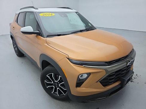 Used 2024 Chevrolet TrailBlazer ACTIV w/ Convenience Package AWD/4WD image 3