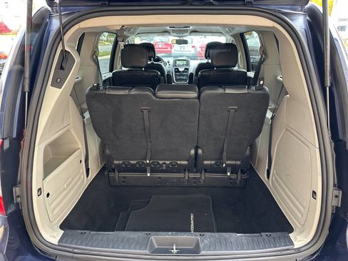 Used 2016 Chrysler Town & Country Touring w/ Driver Convenience Group image 10
