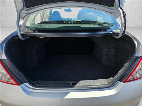 Used 2013 Nissan Versa SV FWD image 13