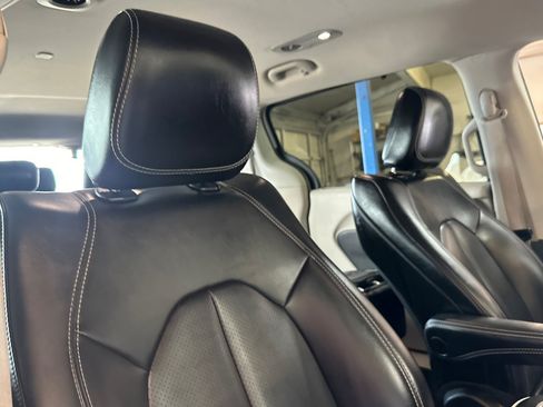 Used 2023 Chrysler Pacifica Touring-L FWD image 17