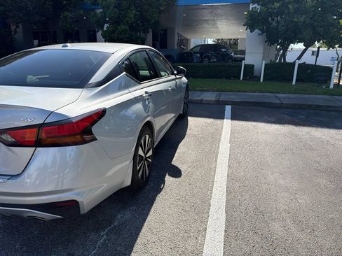 Used 2021 Nissan Altima 2.5 SV w/ SV Premium Package FWD image 9