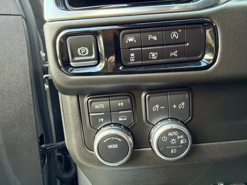 Used 2025 GMC Yukon XL Denali AWD/4WD image 16