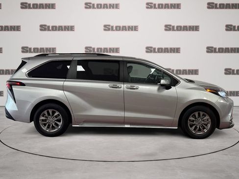 Used 2025 Toyota Sienna XLE FWD image 6