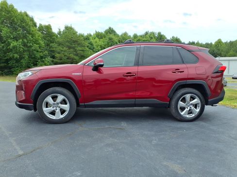 Used 2021 Toyota RAV4 XLE Premium AWD/4WD image 2