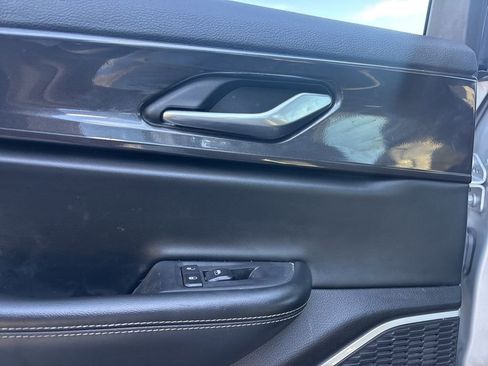 Used 2022 Jeep Grand Cherokee L Laredo image 16