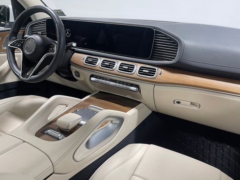 Used 2024 Mercedes-Benz GLS 450 4MATIC image 28