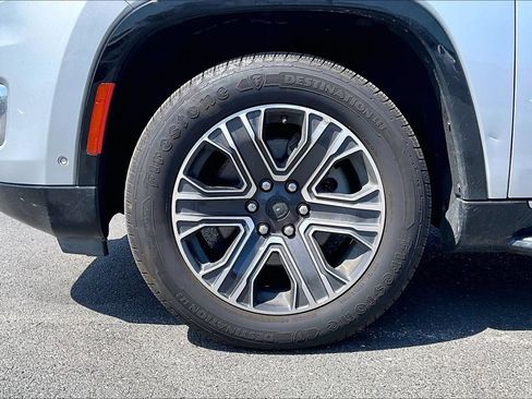 Used 2024 Jeep Wagoneer L Series II w/ Flexible Seating Group AWD/4WD image 2