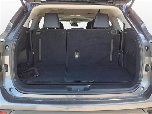 Used 2024 Toyota Highlander XLE image 11