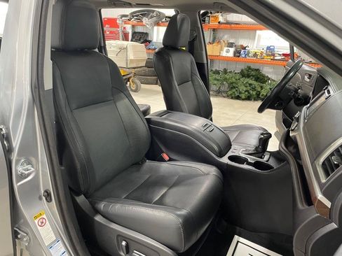 Used 2016 Toyota Highlander Limited AWD/4WD image 28