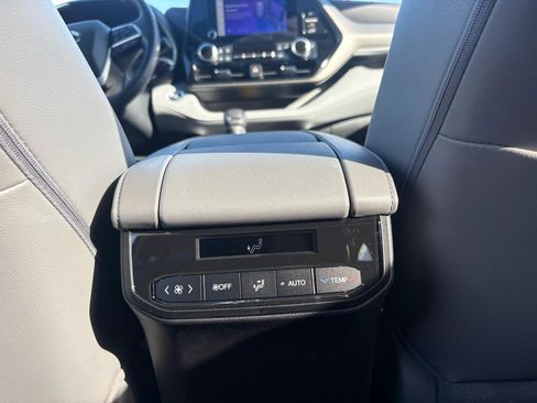 Used 2023 Toyota Highlander XLE AWD/4WD image 24