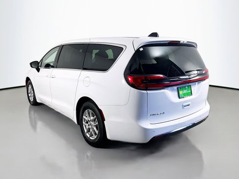 Used 2024 Chrysler Pacifica Touring-L image 7