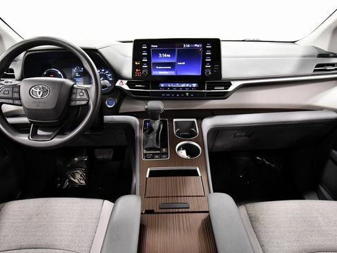 Used 2024 Toyota Sienna LE image 3