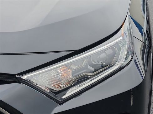 Used 2021 Toyota RAV4 SE image 9