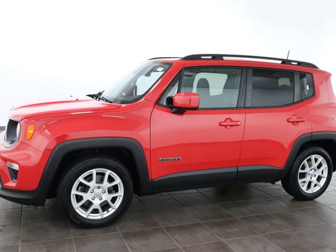 Used 2019 Jeep Renegade Latitude w/ Cold Weather Group FWD image 2