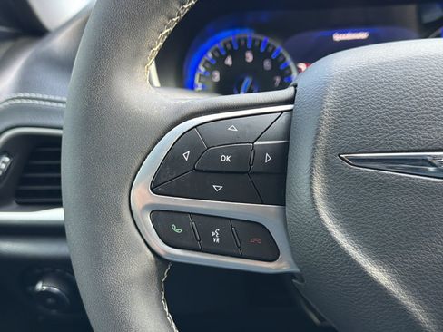 Used 2025 Chrysler Pacifica Select FWD image 19