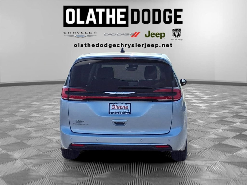Used 2024 Chrysler Pacifica Touring-L FWD image 28