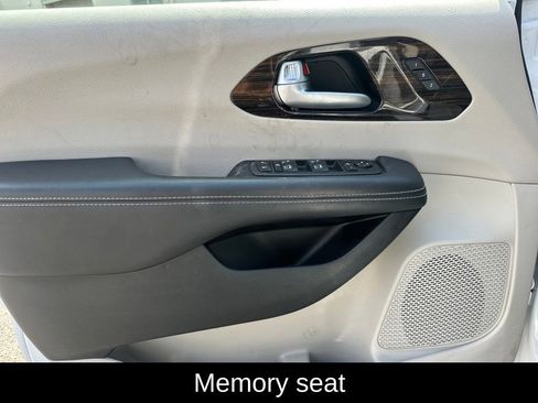 Used 2024 Chrysler Pacifica Limited image 7