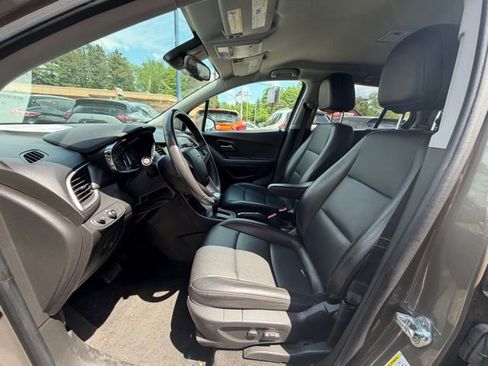 Used 2021 Chevrolet Trax LT w/ Premium Seat Package AWD/4WD image 9