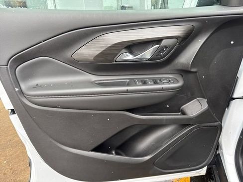Used 2024 GMC Terrain SLE w/ Driver Convenience Package image 8