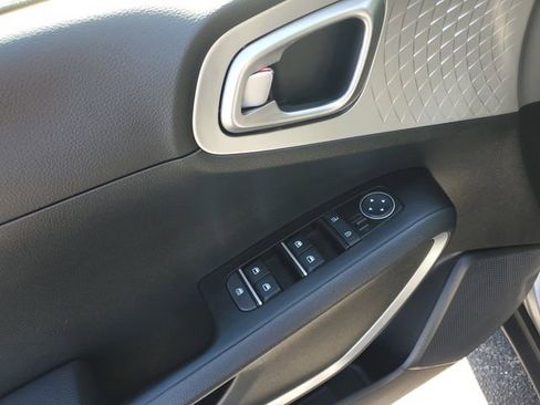 Used 2025 Kia Soul LX FWD image 13